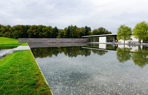 6696 Clark Art Institute Reflecting Pool shutterstock 1616888902