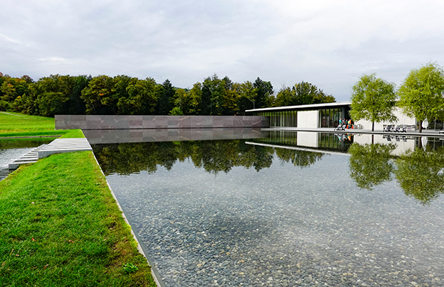 6696 Clark Art Institute Reflecting Pool shutterstock 1616888902